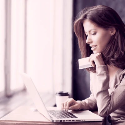 Imagen de una mujer comprobando el precio de NordVPN comprando online con una VPN Premium.