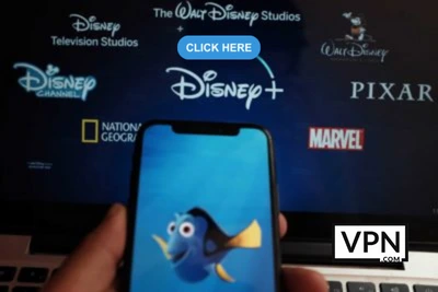 Das Disney Plus-Logo und das Handy mit Fischmotiv