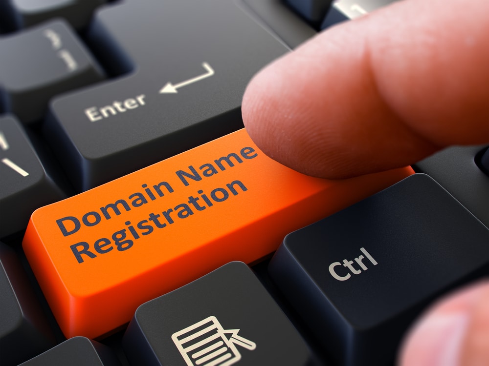 Fingerdruck auf Tastaturtaste "Domain Name Registration"