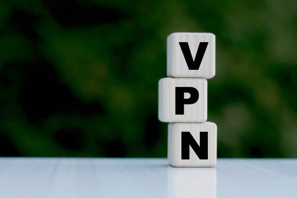 Bloques de letras apilados para formar el acrónimo VPN.