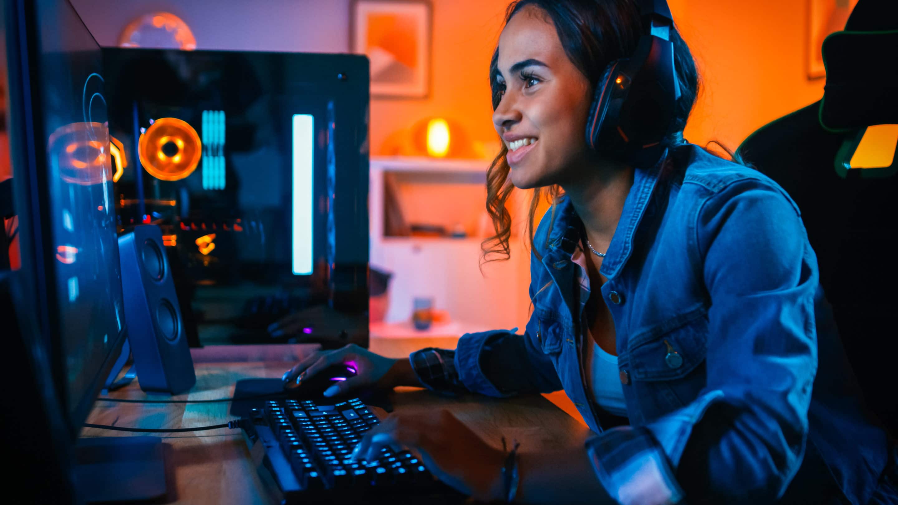 Rapariga sorridente a jogar no PC com uma VPN.